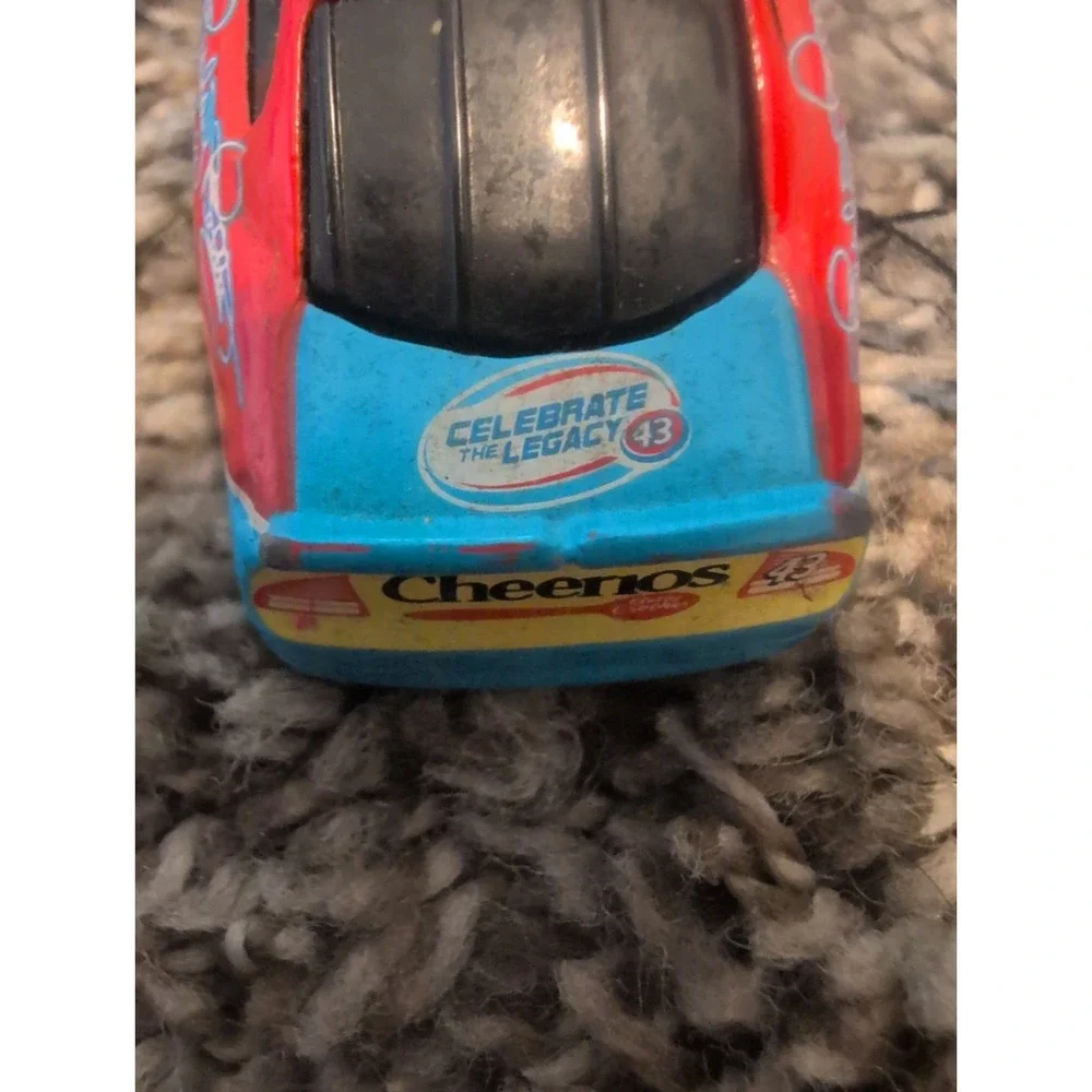 2008 Hot Wheels #43 Richard Petty NASCAR Cinnamon Toast Crunch Diecast 1:64
